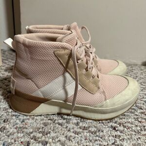 Sorel Out N About III Mid Sneaker in Nova Sand/ Chalk Pink- Size 8.5